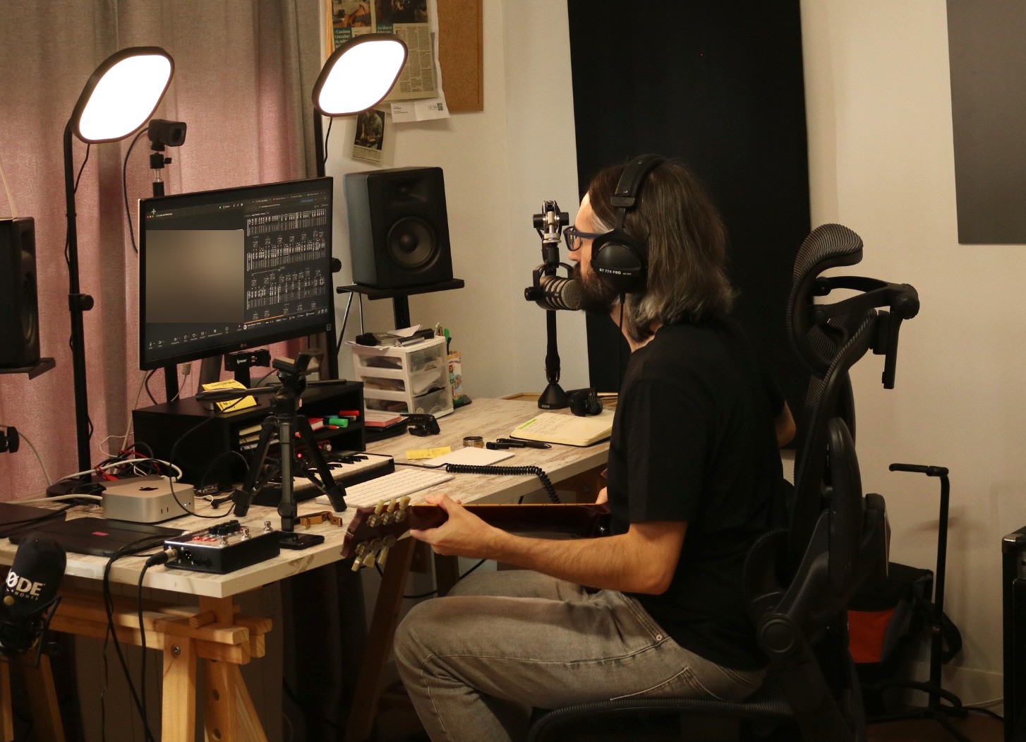 Juanmi imparte una clase de guitarra online; la persona en pantalla está difuminada