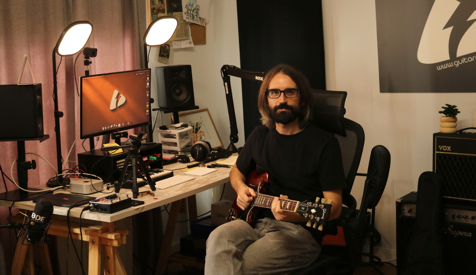 Juanmi con su guitarra en el estudio de Guitar Riff en Albacete