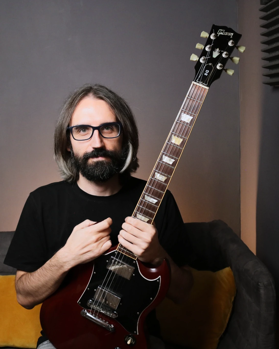 Retrato de Juanmi, profesor de Guitar Riff, con una guitarra eléctrica