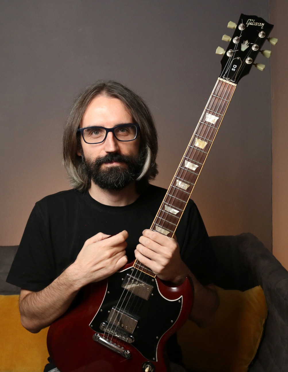 Juanmi, profesor de Guitar Riff, con su guitarra eléctrica